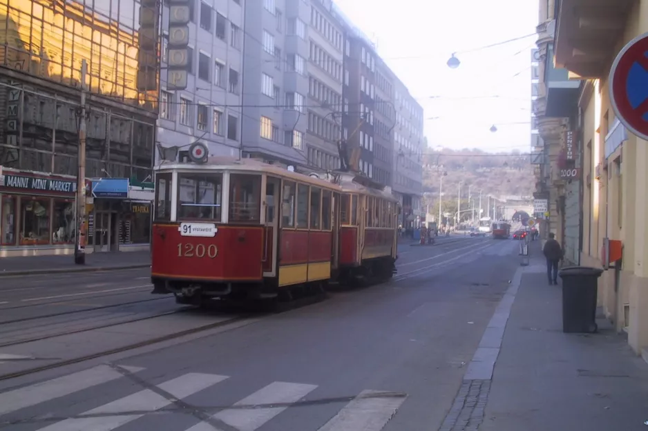 Prag museumslinje 41 med bivogn 1200 på Revoluční (2005)