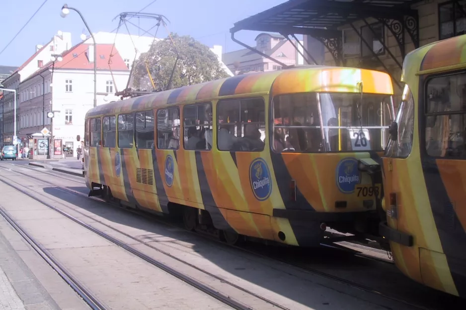 Prag sporvognslinje 26 med motorvogn 7098 ved Masarykovo nádraží (2005)