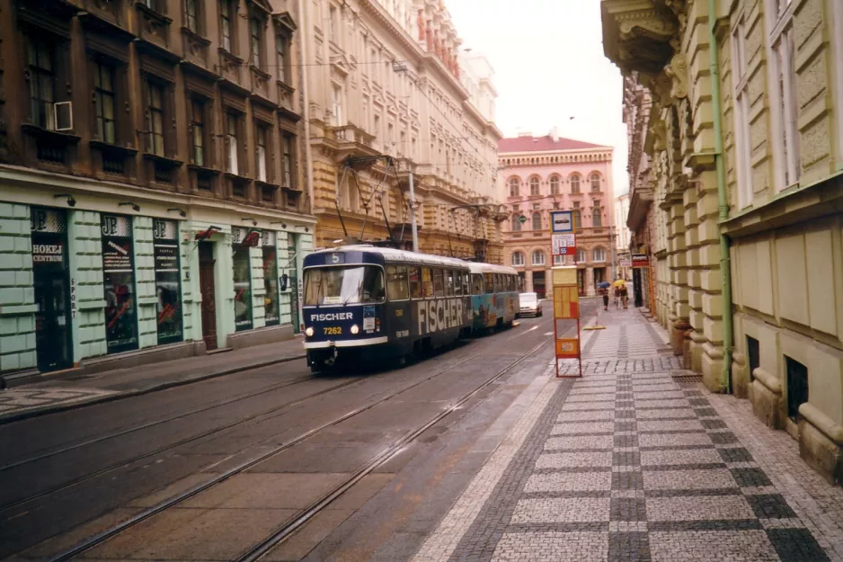 Prag sporvognslinje 5 med motorvogn 7262 ved Dláźděná (2001)