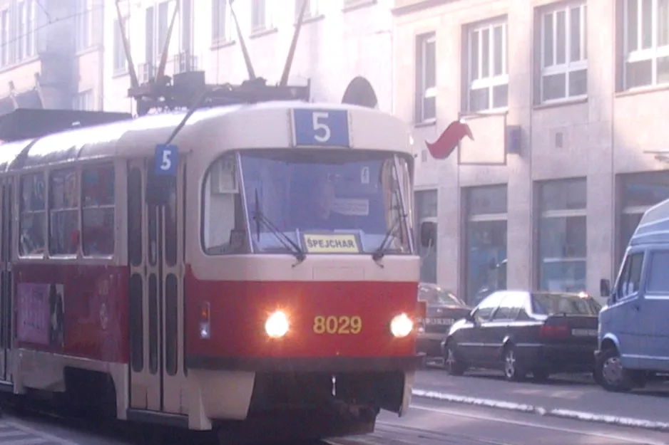 Prag sporvognslinje 5 med motorvogn 8029 på Karmelitská (2005)