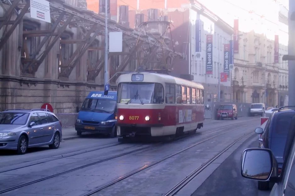 Prag sporvognslinje 5 med motorvogn 8077 på Na Poříčí (2005)