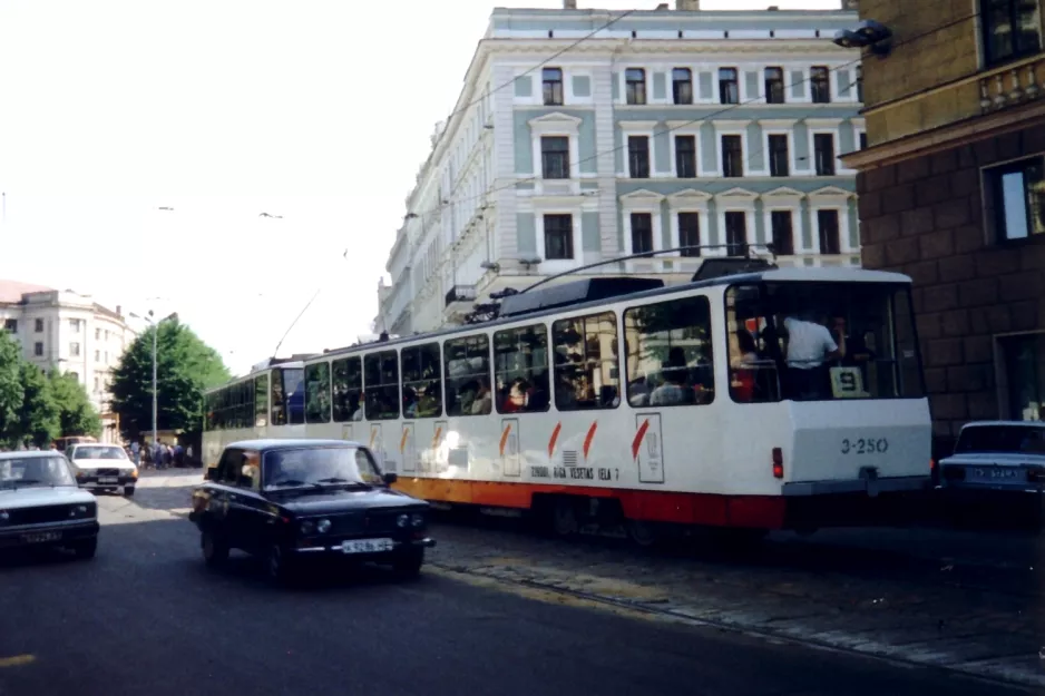 Riga ekstralinje 9 med motorvogn 3-250 nær Nacionālais teātris (1992)