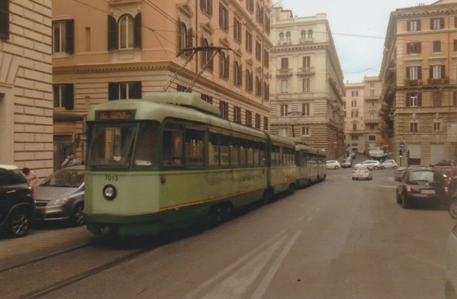 Rom sporvognslinje 14 med ledvogn 7013 ved Termini Farini (2016)