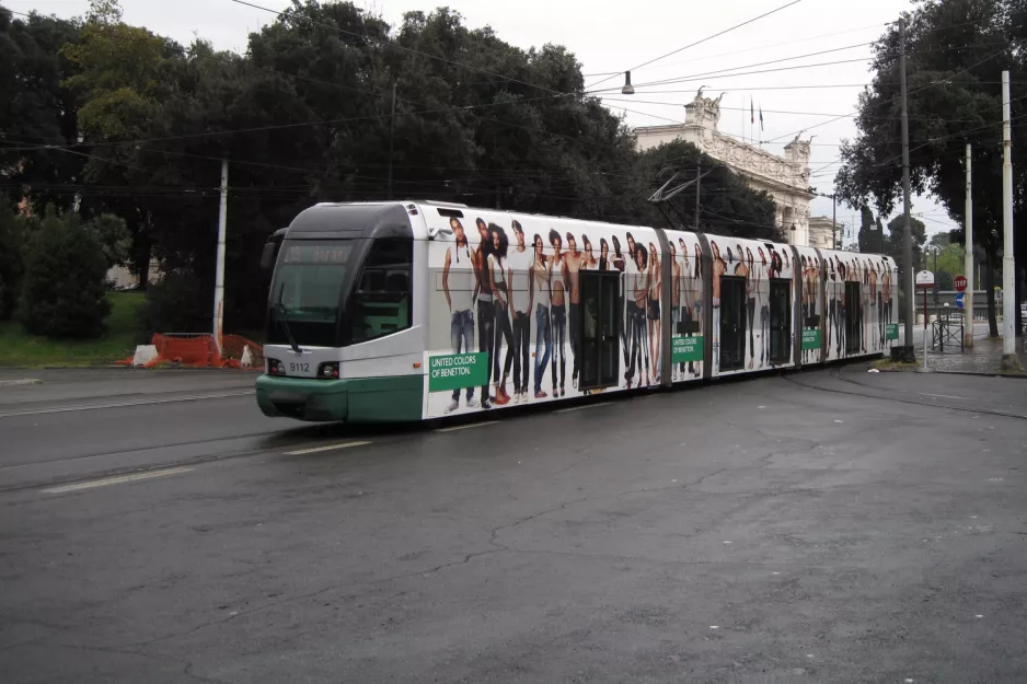 Rom sporvognslinje 19 med lavgulvsledvogn 9112 på Piazza Thorvaldsen, set bagfra (2010)