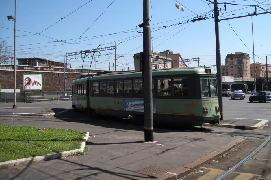 Rom sporvognslinje 5 med ledvogn 7071 nær Porta Maggiore (2010)