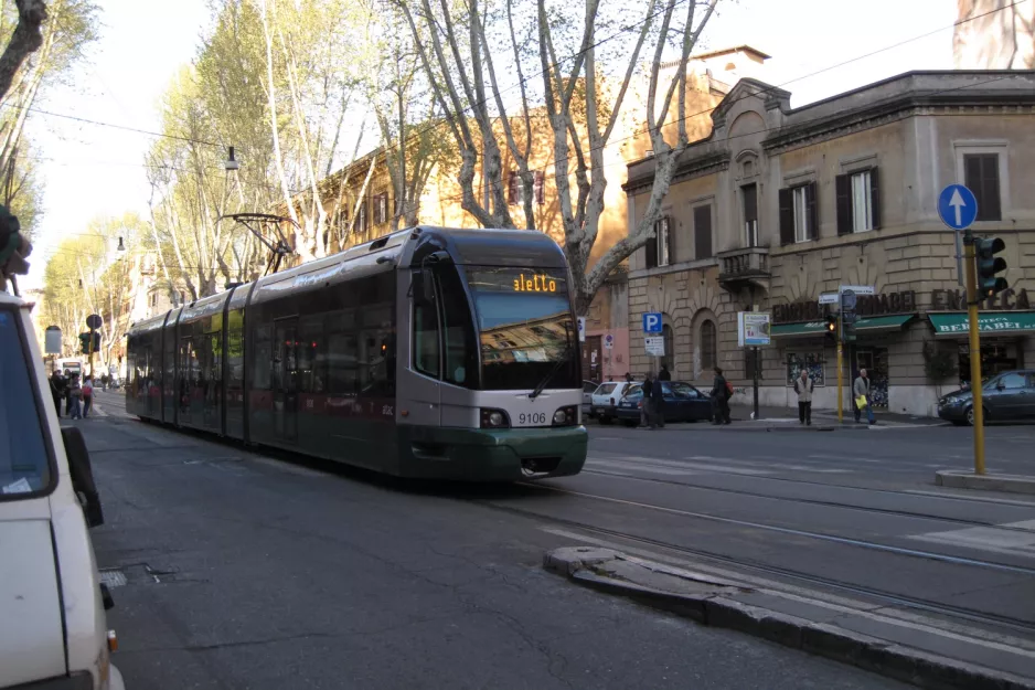 Rom sporvognslinje 8 med lavgulvsledvogn 9106 tæt på Trastevere (2010)