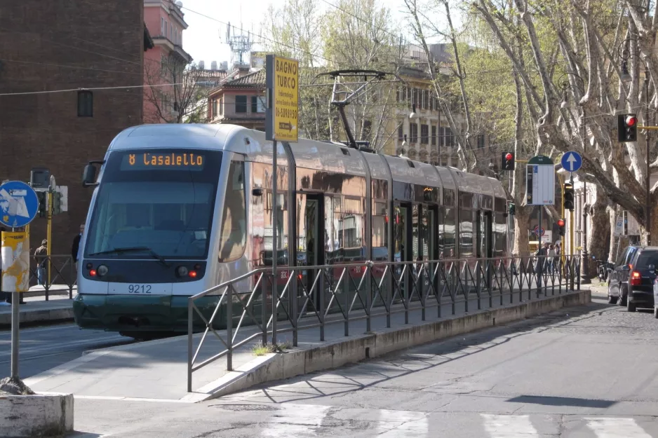 Rom sporvognslinje 8 med lavgulvsledvogn 9212 på Trastevere/Min Istruzione (2010)