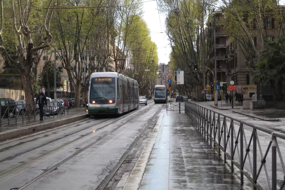 Rom sporvognslinje 8 med lavgulvsledvogn 9231 ved Trastevere (2010)