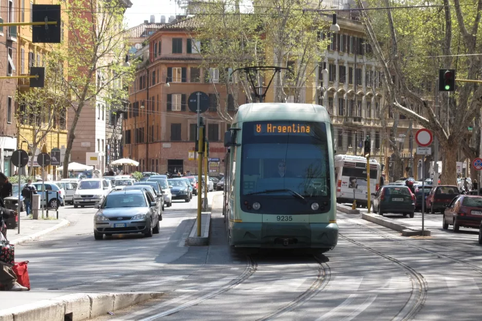 Rom sporvognslinje 8 med lavgulvsledvogn 9235 på Trastevere (2010)