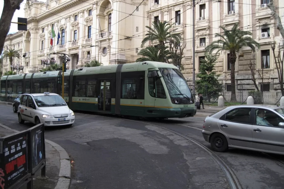 Rom sporvognslinje 8 med lavgulvsledvogn 9246 tæt på Trastevere / Min Istruzione (2010)