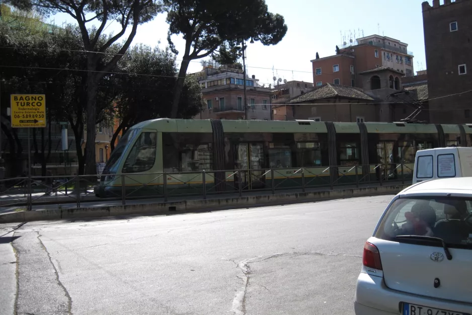 Rom sporvognslinje 8 med lavgulvsledvogn 9250 Viale Trastevere, set fra siden (2010)