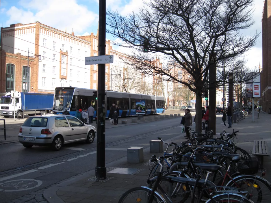 Rostock ekstralinje 2 med lavgulvsledvogn 605 ved Lange Straße (2015)