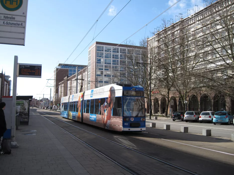 Rostock ekstralinje 2 med lavgulvsledvogn 652 på Lange Straße (2015)