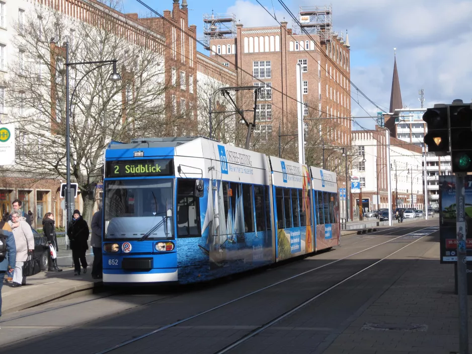 Rostock ekstralinje 2 med lavgulvsledvogn 652 ved Lange Straße (2015)