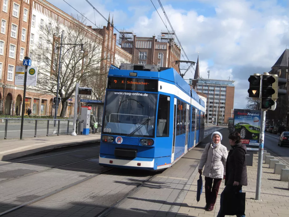 Rostock ekstralinje 2 med lavgulvsledvogn 689, bagsiden Lange Str. (2015)