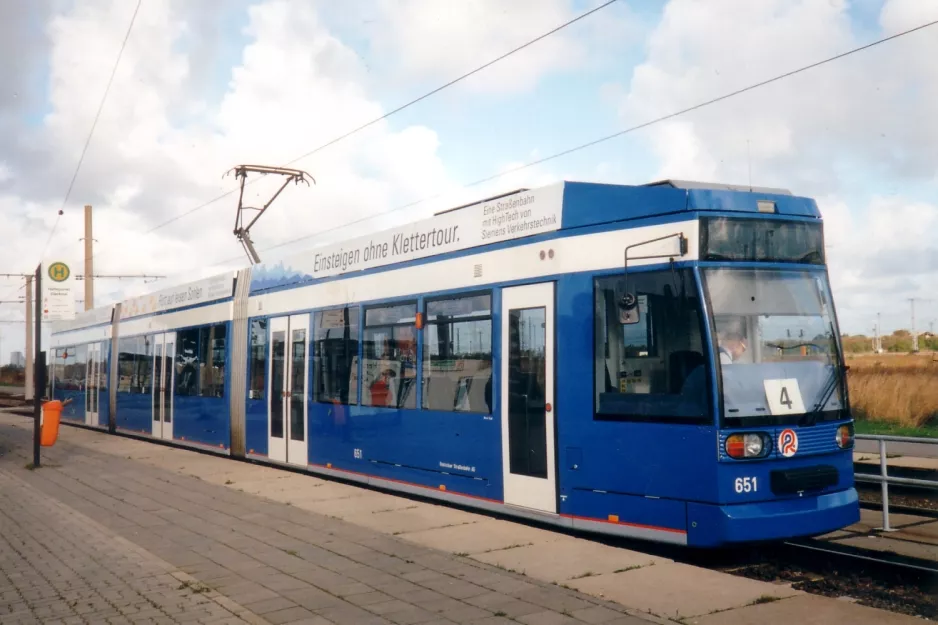 Rostock ekstralinje 4 med lavgulvsledvogn 651 ved Dierkower Allee (1995)