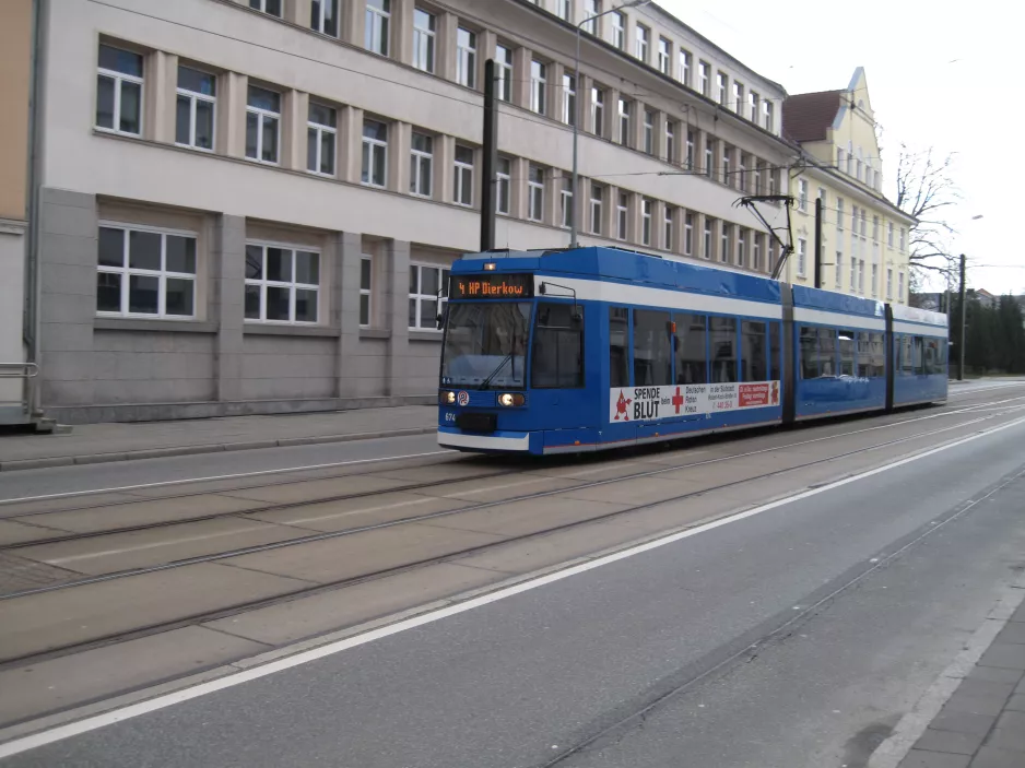 Rostock ekstralinje 4 med lavgulvsledvogn 674 på Friedrich-Engels-Platz (2015)