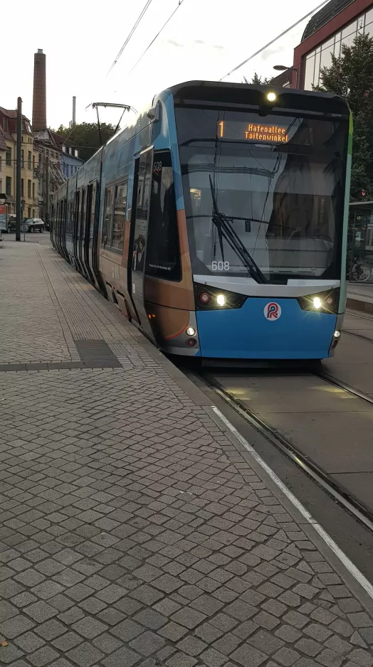 Rostock sporvognslinje 1 med lavgulvsledvogn 608 ved Doberaner Platz (2022)