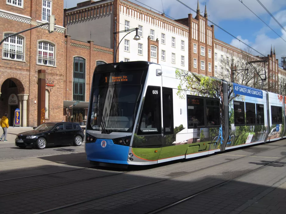 Rostock sporvognslinje 1 med lavgulvsledvogn 609 på Lange Straße (2015)