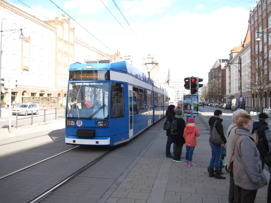 Rostock sporvognslinje 1 med lavgulvsledvogn 676 på Lange Straße (2015)