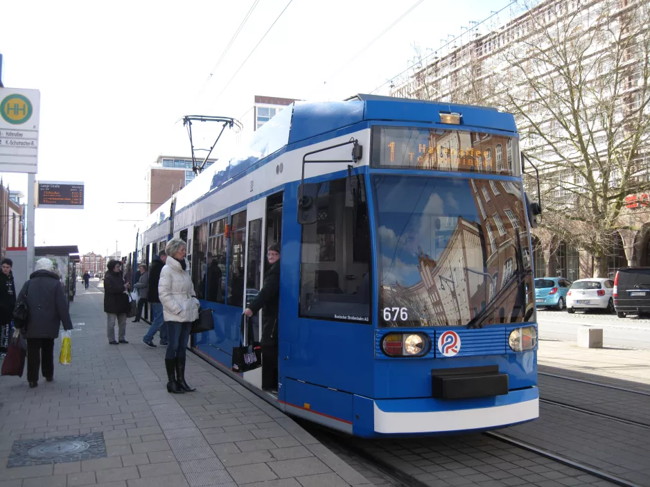 Rostock sporvognslinje 1 med lavgulvsledvogn 676 ved Lange Straße (2015)