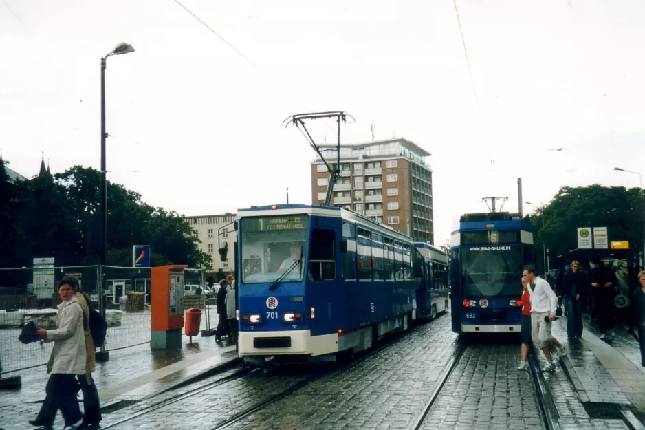 Rostock sporvognslinje 1 med motorvogn 701 ved Neuer Markt (2004)