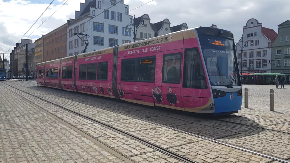 Rostock sporvognslinje 5 med lavgulvsledvogn 609 på Neuer Markt (2022)