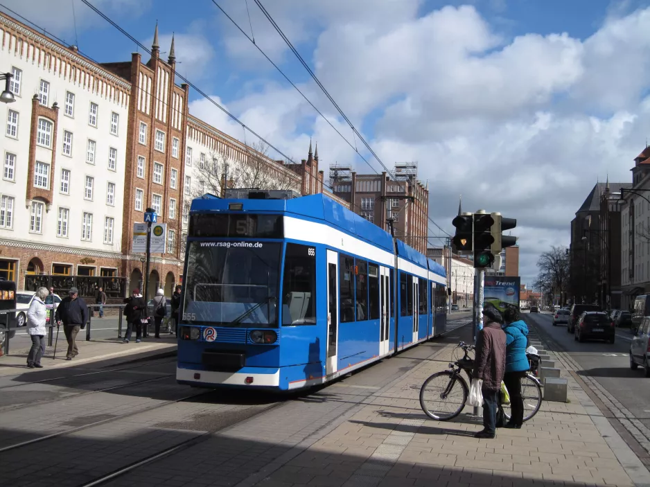 Rostock sporvognslinje 5 med lavgulvsledvogn 655 ved Lange Straße (2015)