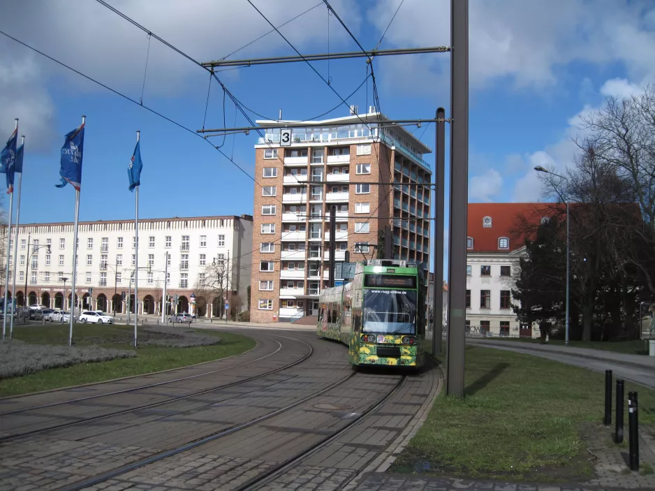 Rostock sporvognslinje 5 med lavgulvsledvogn 660 på Neuer Markt (2015)