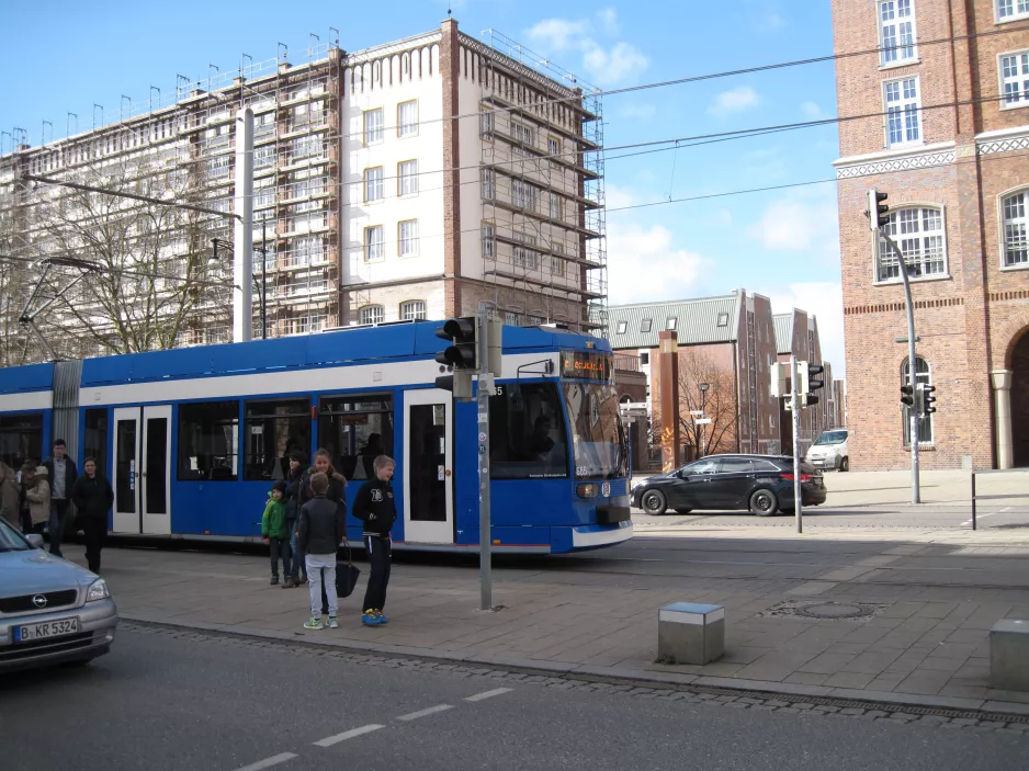 Rostock sporvognslinje 5 med lavgulvsledvogn 665 nær Lange Str. (2015)