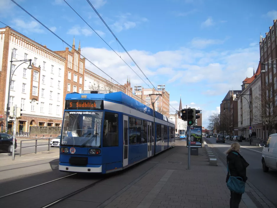 Rostock sporvognslinje 5 med lavgulvsledvogn 667 ved Lange Straße (2015)