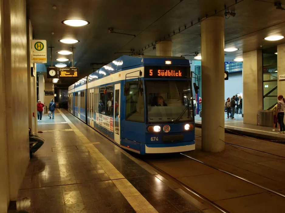 Rostock sporvognslinje 5 med lavgulvsledvogn 674 ved Hauptbahnhof (2010)