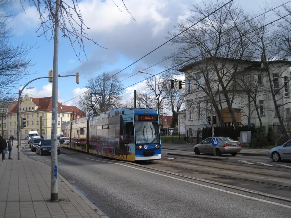 Rostock sporvognslinje 5 med lavgulvsledvogn 687 på Rosa-Luxemburg-Str. (2015)