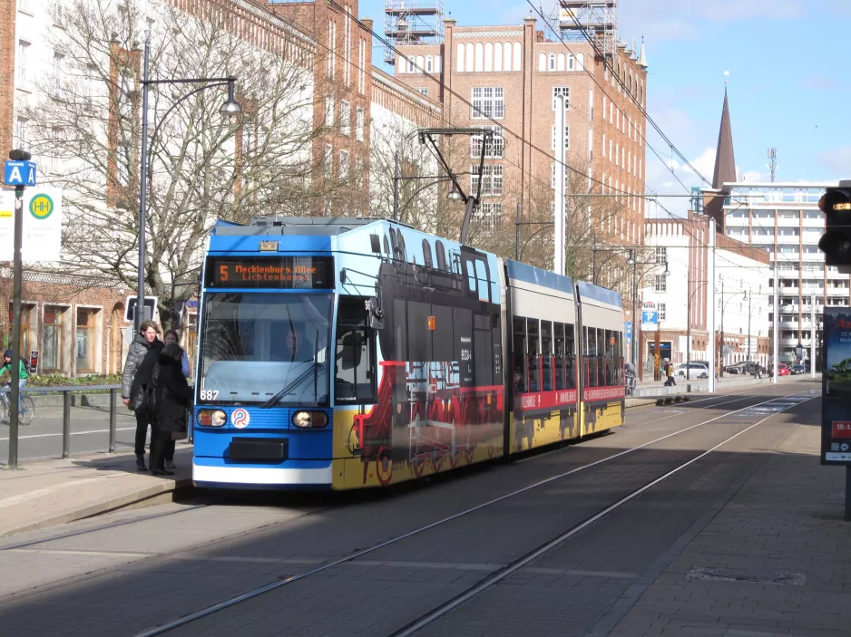 Rostock sporvognslinje 5 med lavgulvsledvogn 687 ved Lange Straße (2015)