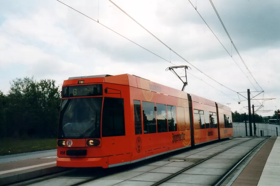 Rostock sporvognslinje 6 med lavgulvsledvogn 658 tæt på Stadthalle (2004)