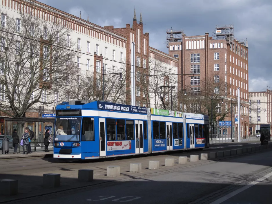 Rostock sporvognslinje 6 med lavgulvsledvogn 663 ved Lange Straße (2015)