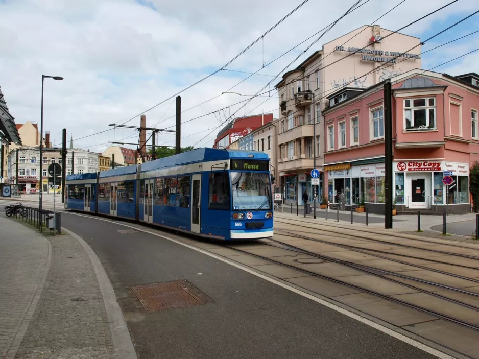 Rostock sporvognslinje 6 med lavgulvsledvogn 666 ved Doberaner Platz (2010)