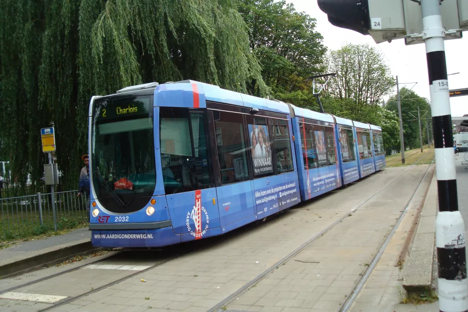 Rotterdam sporvognslinje 2 med lavgulvsledvogn 2032 ved Hillevliet (2014)