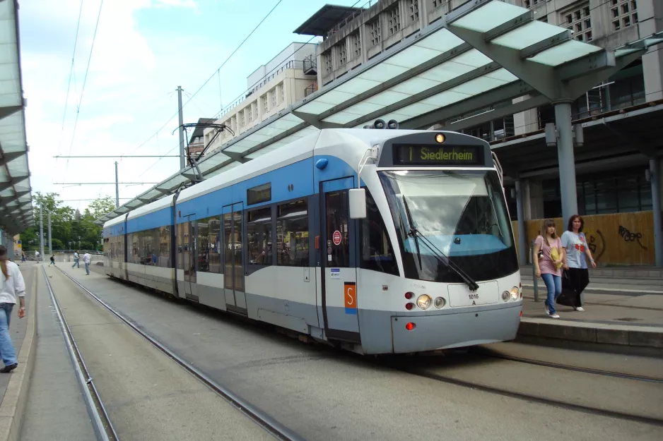 Saarbrücken sporvognslinje S1 med lavgulvsledvogn 1016 ved Hauptbahnhof (2010)