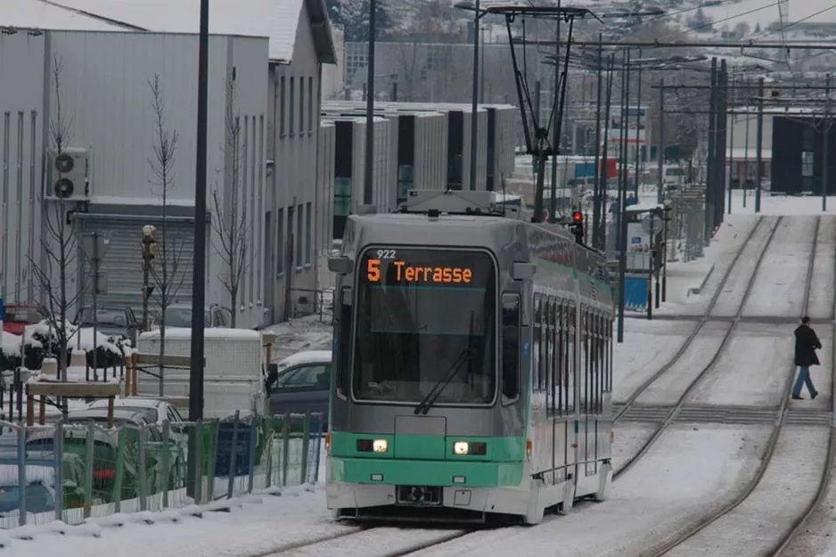 Saint-Étienne sporvognslinje T3 med lavgulvsledvogn 922 på Boulevard Pierre-Antoine et Jean-Michel Dalgabio (2007)