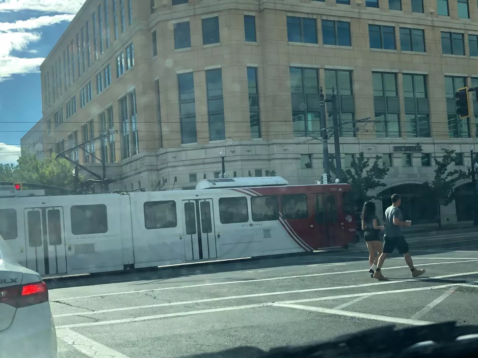 Salt Lake City regionallinje 701 Blue Line med ledvogn 1017 i krydset N 400 W/ 100 S 1017 (2022)