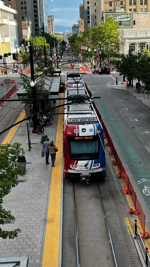 Salt Lake City regionallinje 704 Green Line med ledvogn 1176 ved City Center (2022)