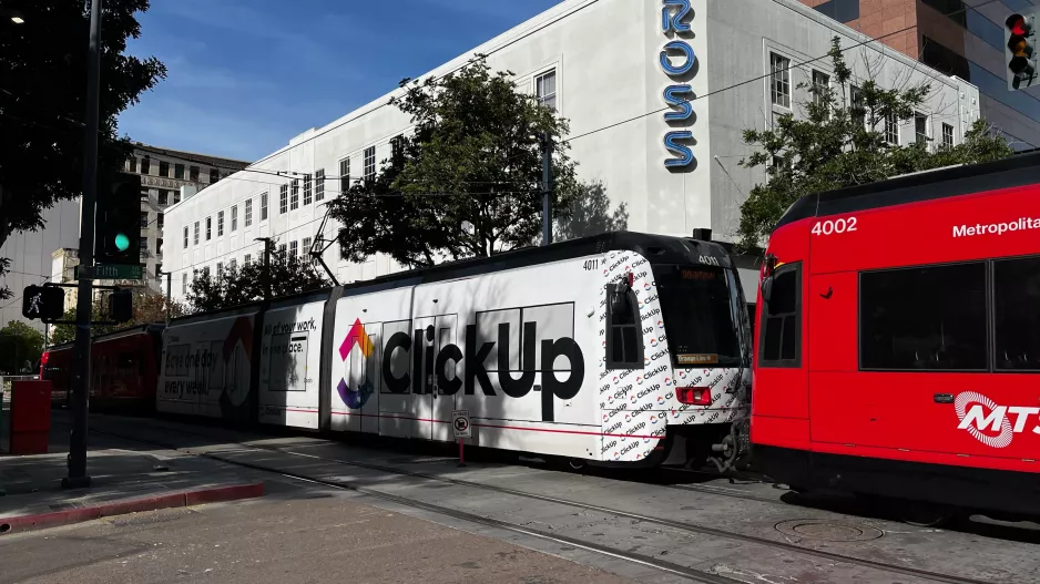 San Diego sporvognslinje Orange med ledvogn 4011 i krydset C Street/Fifth Avenue (2022)
