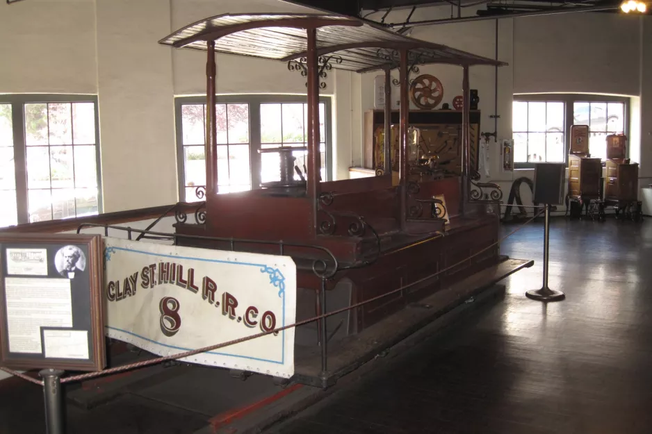 San Francisco åben kabelsporvogn 8 i Cable Car Museum (2010)