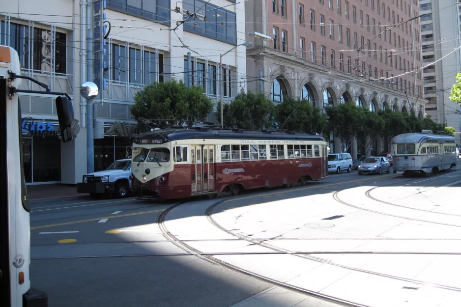 San Francisco F-Market & Wharves med motorvogn 1007 udenfor Railway Museum (2010)