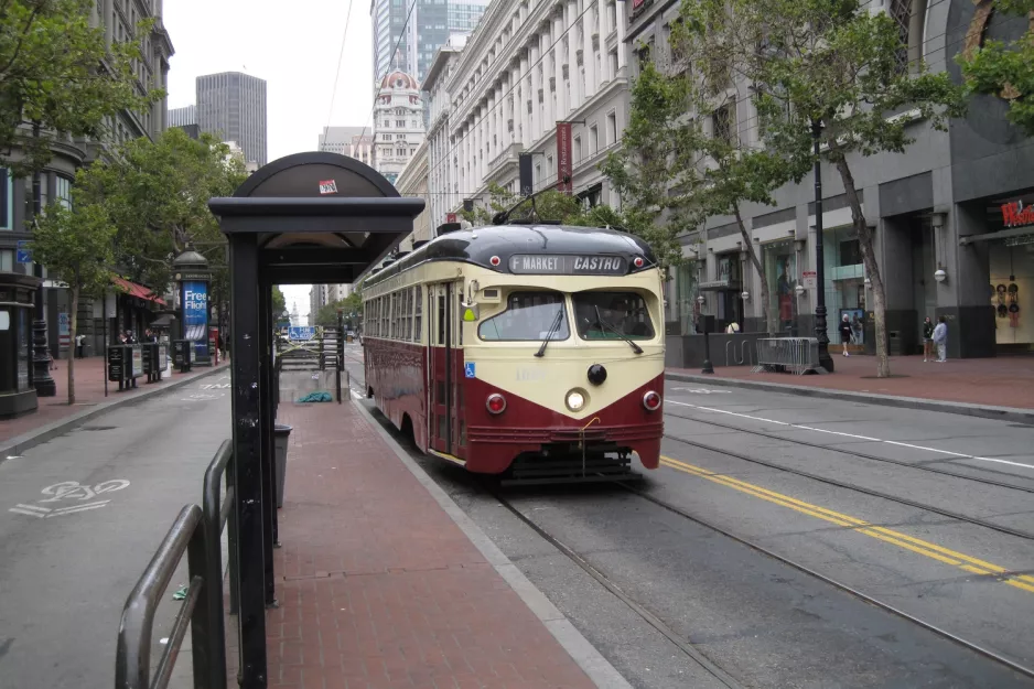 San Francisco F-Market & Wharves med motorvogn 1007 ved Market Street & 4th Street (2010)