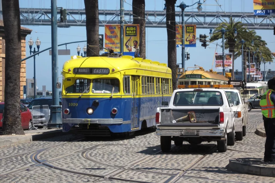 San Francisco F-Market & Wharves med motorvogn 1010 nær Embarcadero & Stockton (2010)