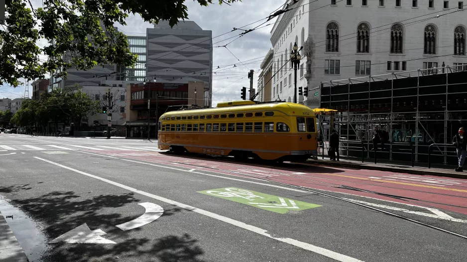 San Francisco F-Market & Wharves med motorvogn 1052 i krydset Market Street & Larkin Street (2022)