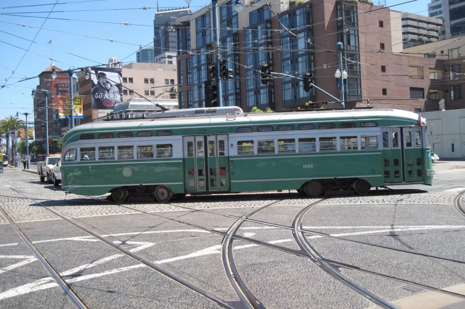 San Francisco F-Market & Wharves med motorvogn 1053 i krydset The Embarcadero/Don Chee Way (2010)