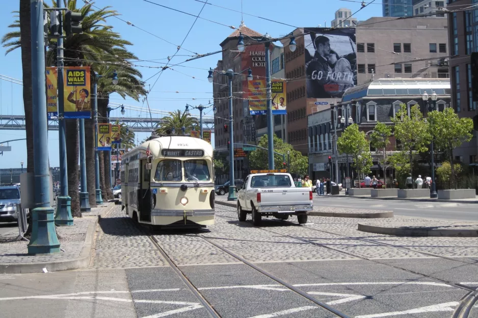 San Francisco F-Market & Wharves med motorvogn 1056 ved Embarcadero & Stockton (2010)